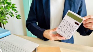 コスト重視で選ぶ！手数料が安いファクタリング会社4選の記事のアイキャッチ画像