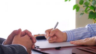 ファクタリングで登記は必要？債権譲渡登記の基礎知識とメリット・注意点の記事のアイキャッチ画像