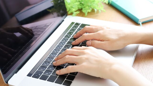 取引先への支払いが遅れるときの連絡方法とテンプレートの記事のアイキャッチ画像